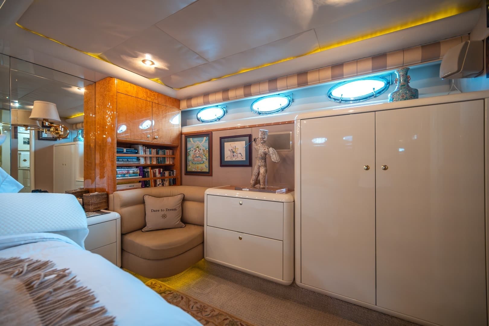 2000 Lazzara Yachts 76 Skylounge - Image 20