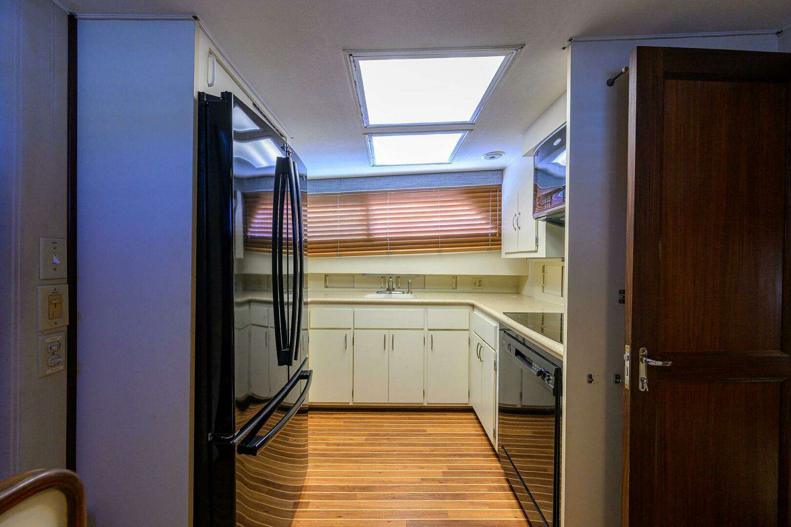 1987 Hatteras 63 Motor Yacht - Image 9