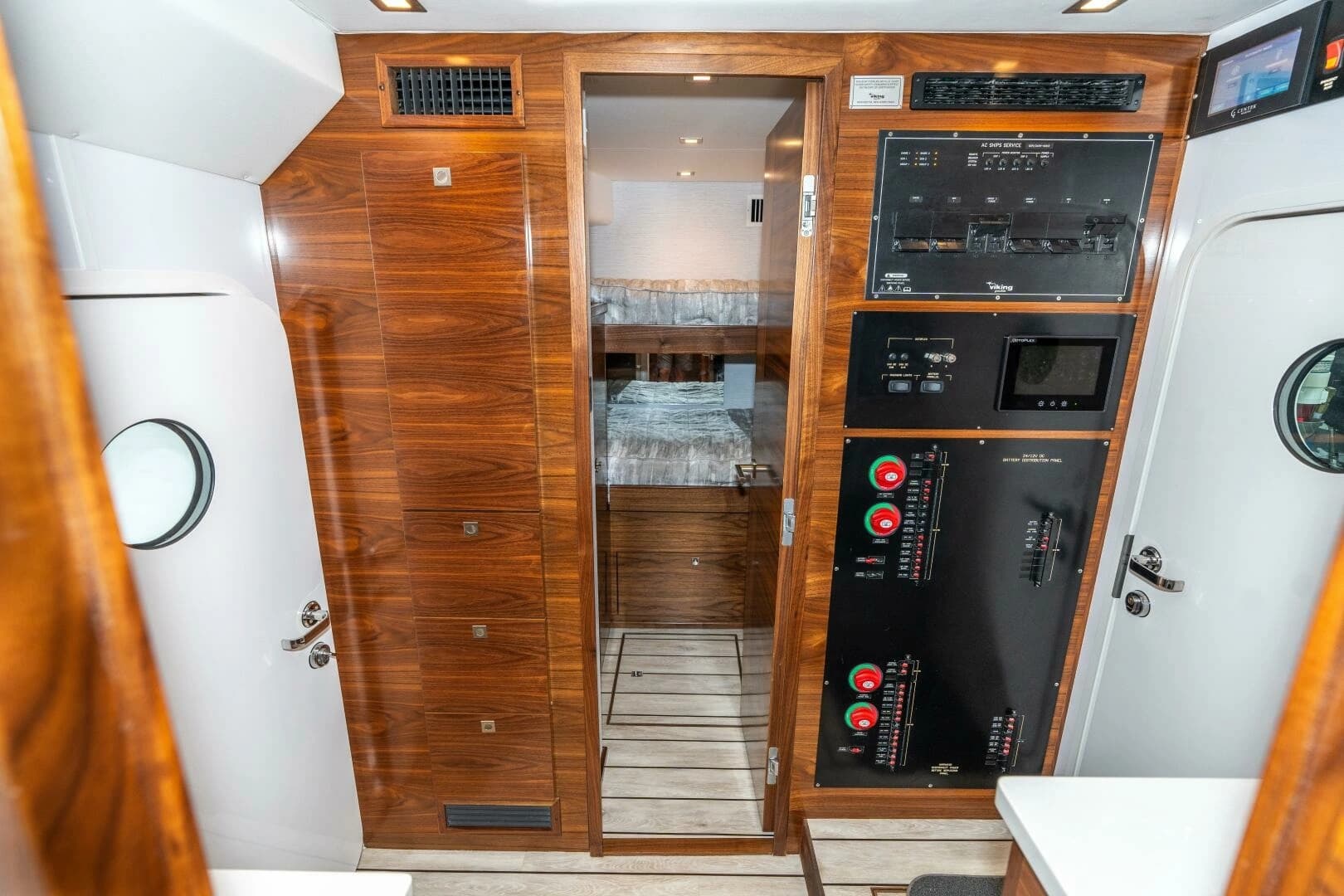 2025 Viking 90C - Image 64