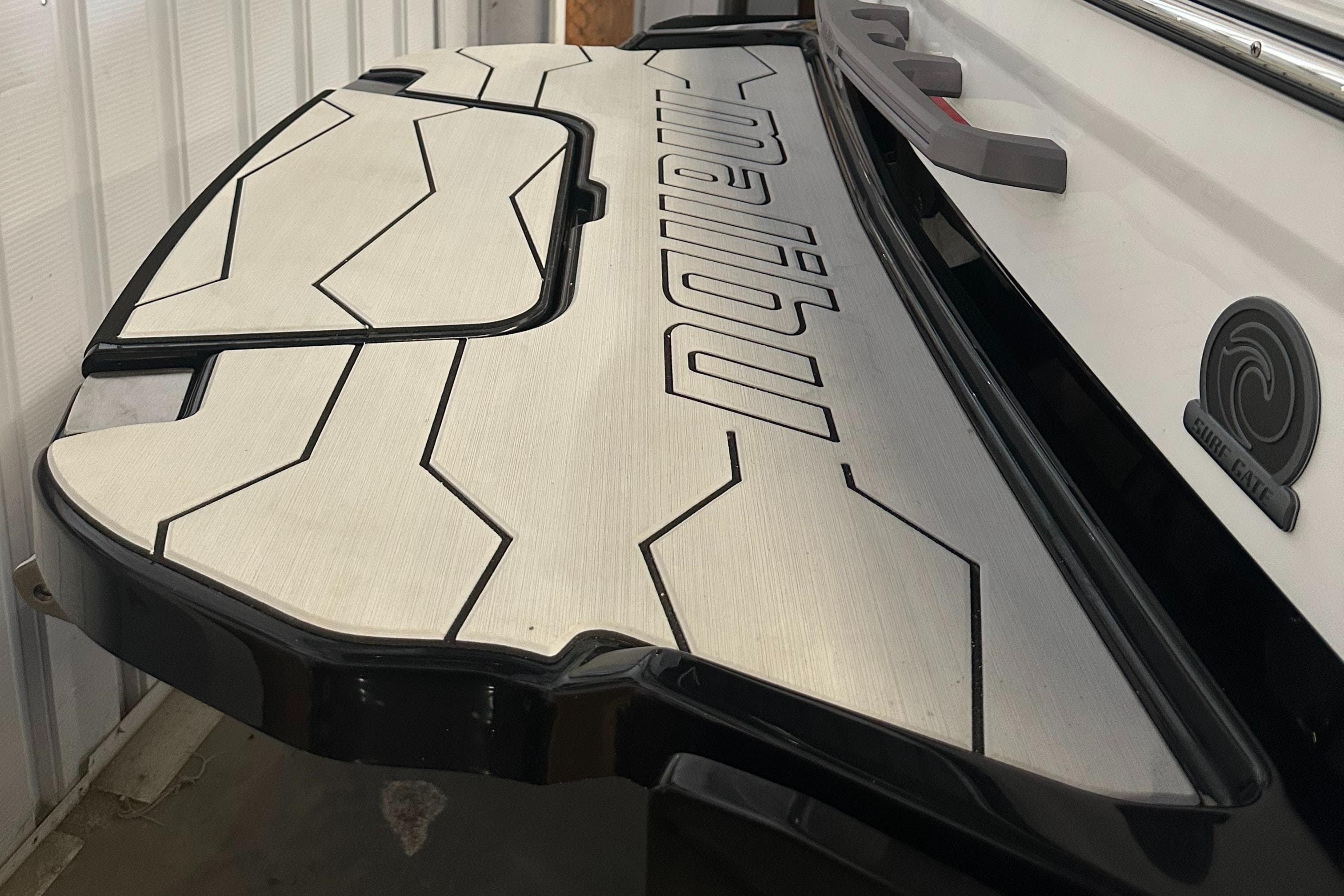 2025 Malibu 23 MXZ boat swim platform with geometric design.