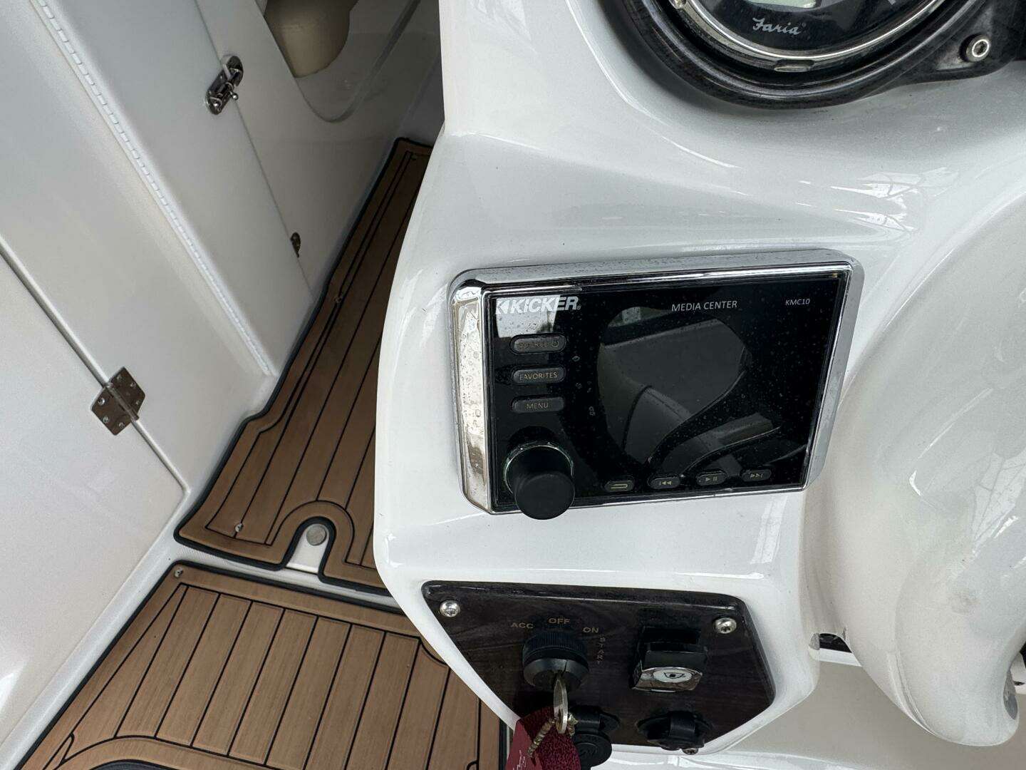 2017 Rinker QX 29 - Image 18