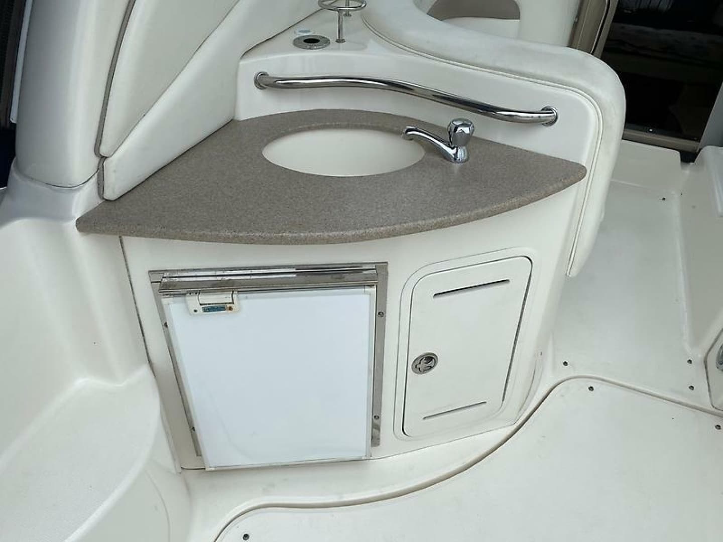 2004 Sea Ray 320 Sundancer - Image 6