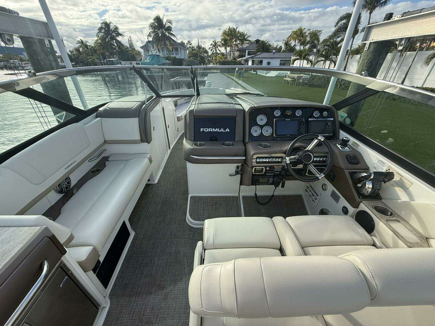 2016 Formula 330 Crossover Bowrider - Image 9