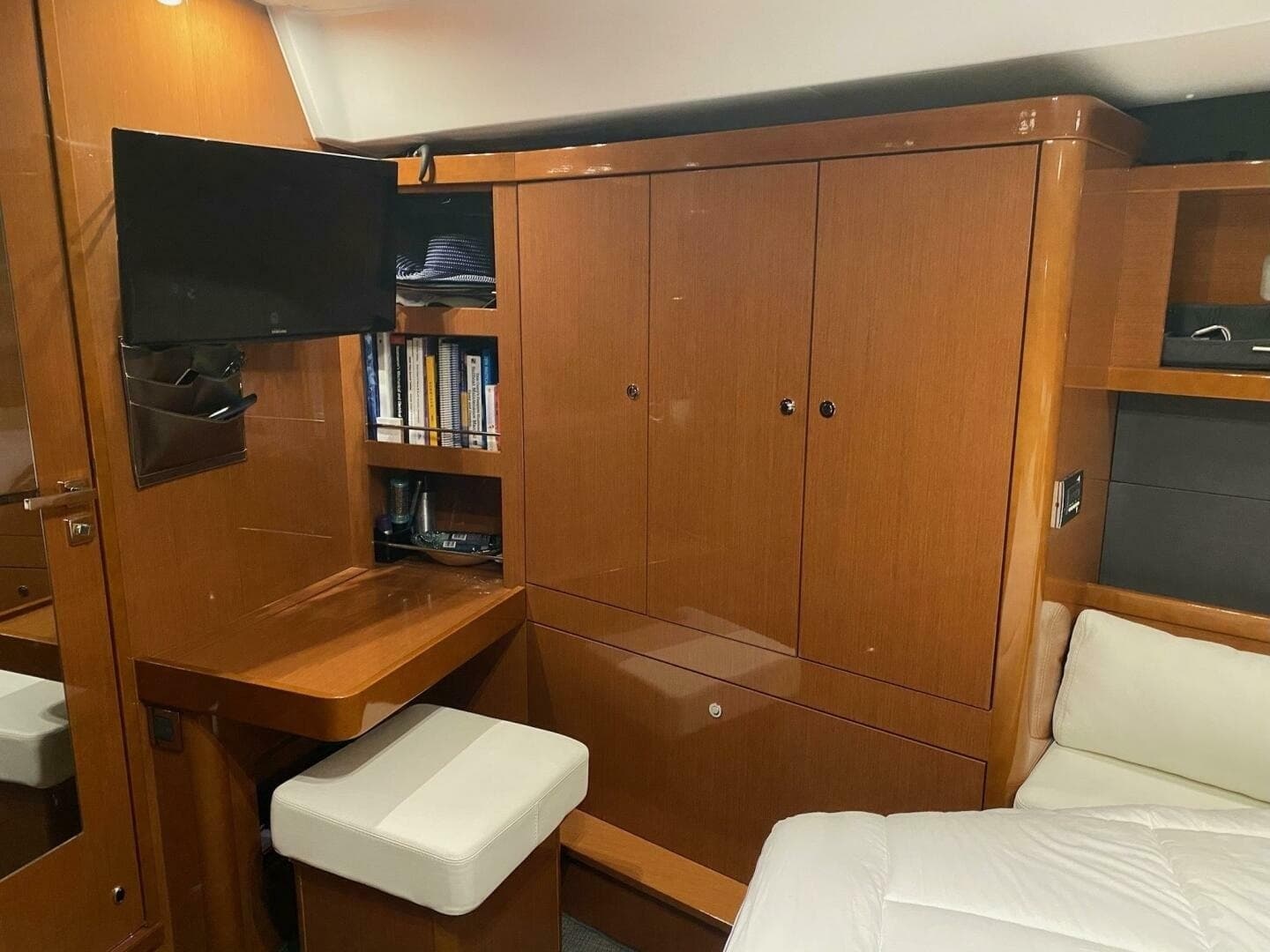 2016 Beneteau Oceanis 60 - Image 15