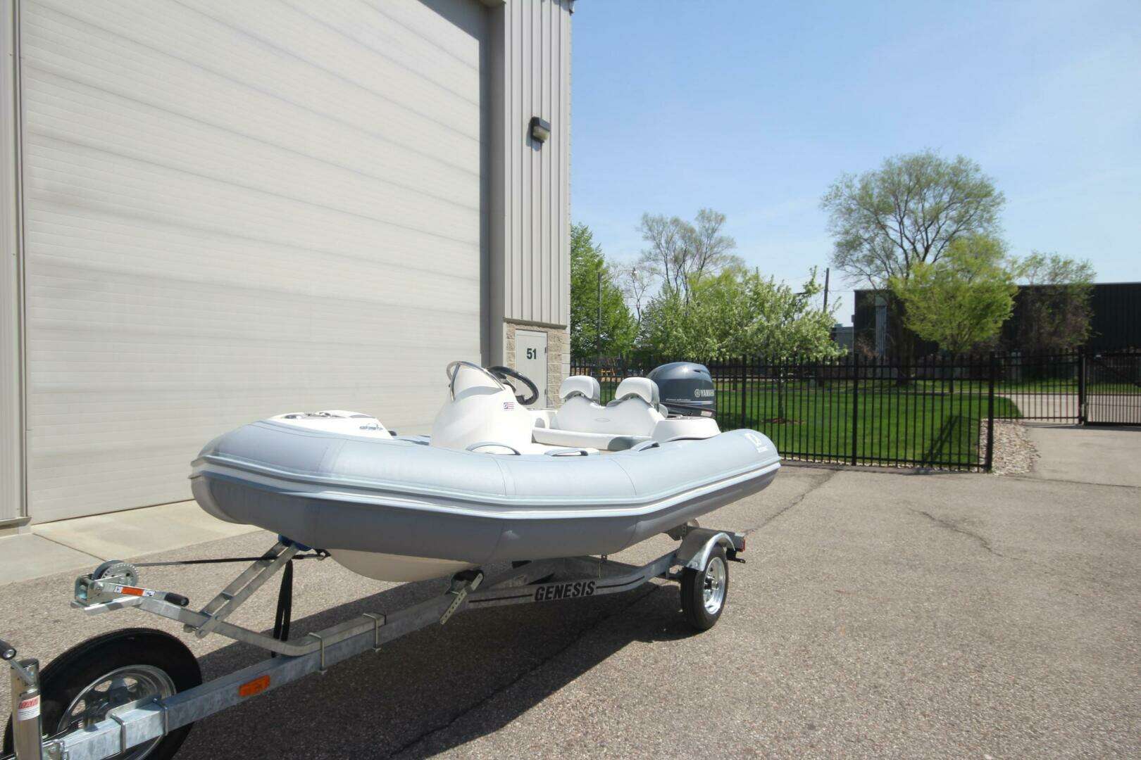 2025 Zodiac Yachtline 360 Deluxe PVC - Image 2