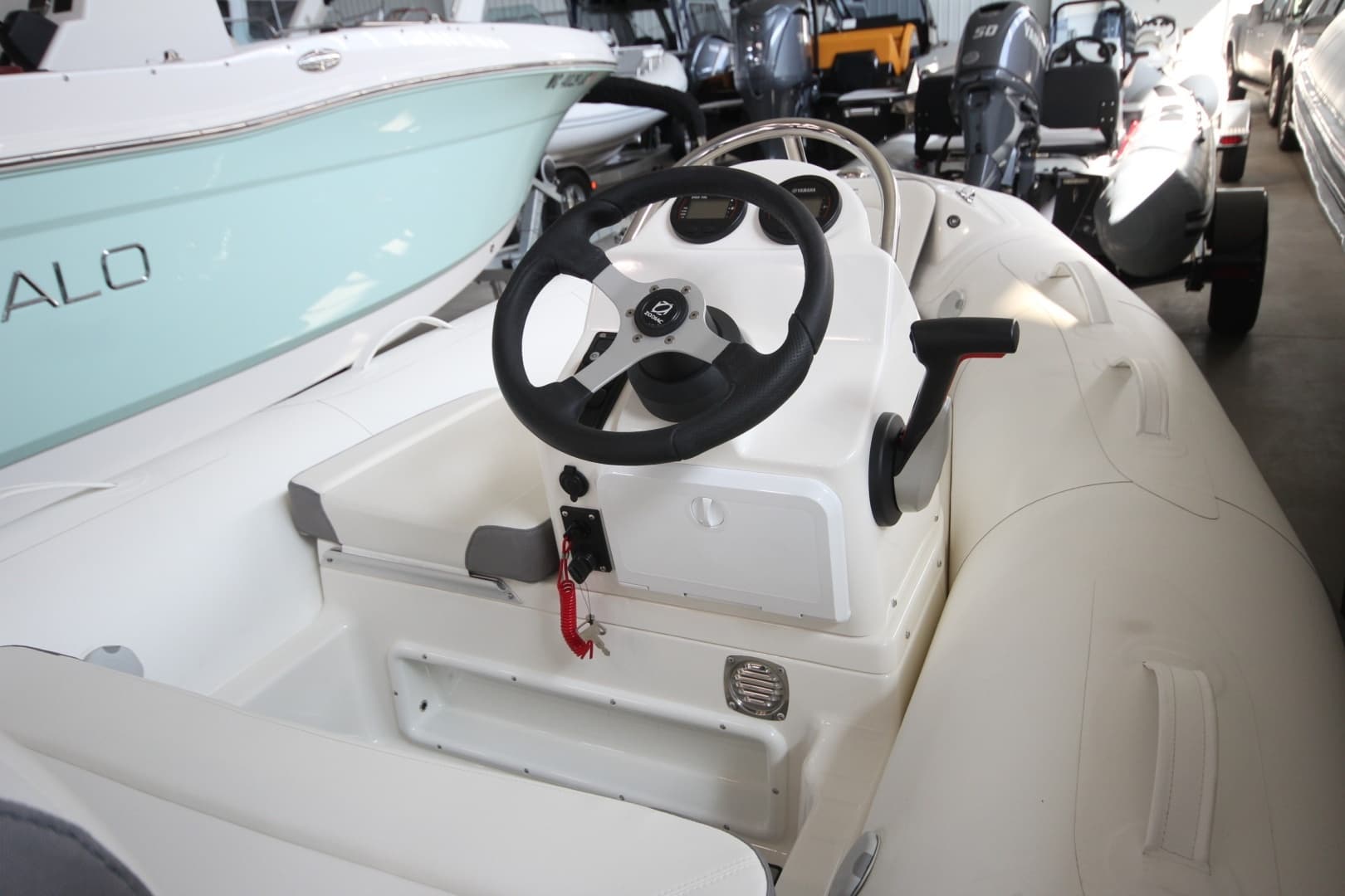 2026 Zodiac Yachtline 360 Deluxe NEO - Image 12