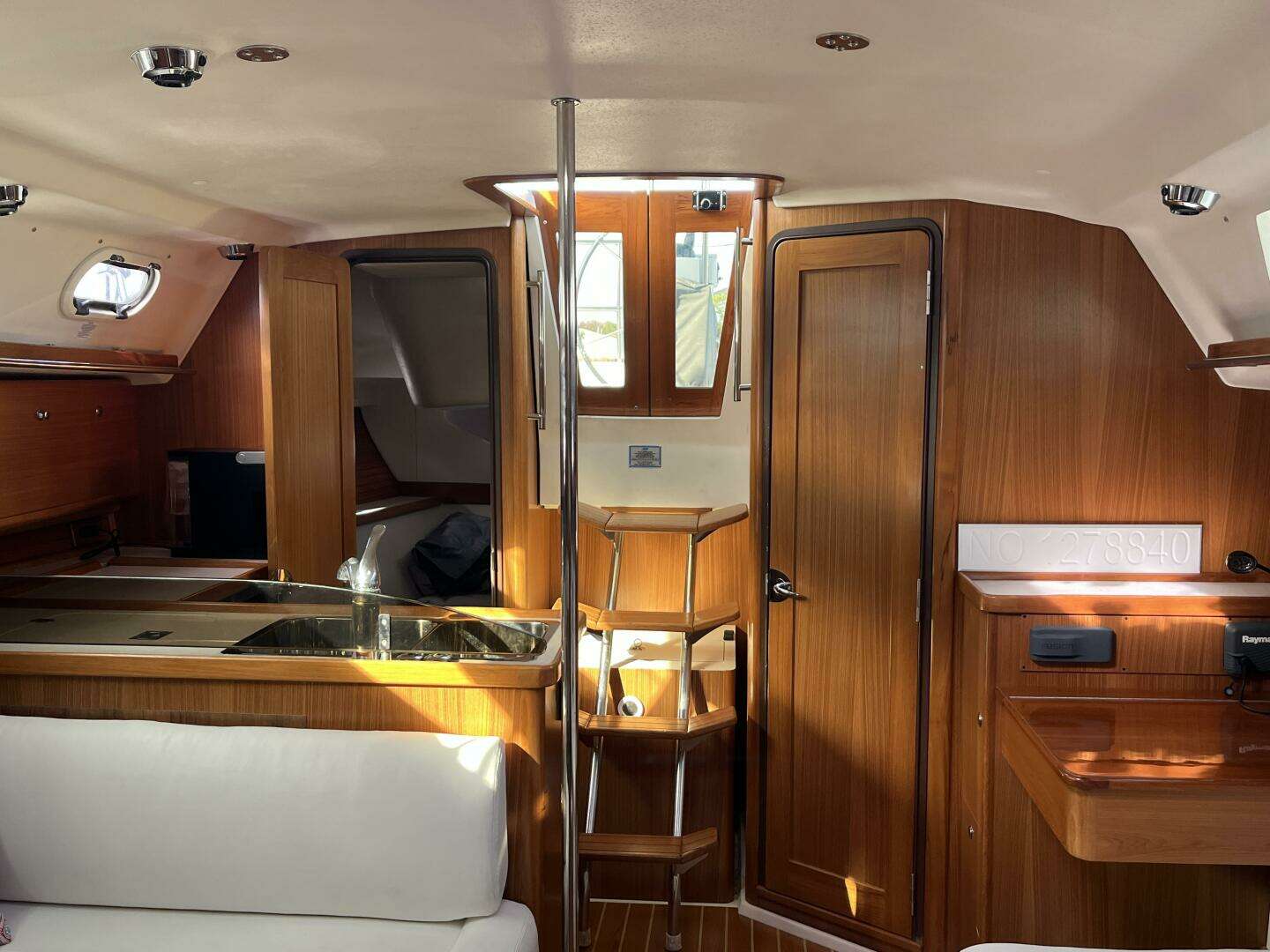 2017 Catalina 355 - Image 36