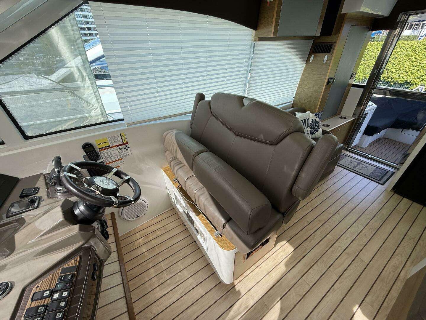 2014 Cruisers Yachts 45 Cantius - Image 16
