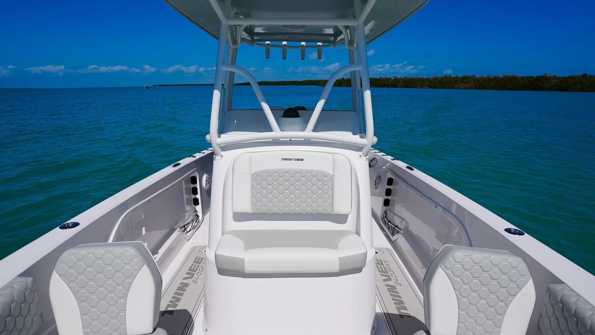 2026 Twin Vee 240 GFX2 CC - Image 10