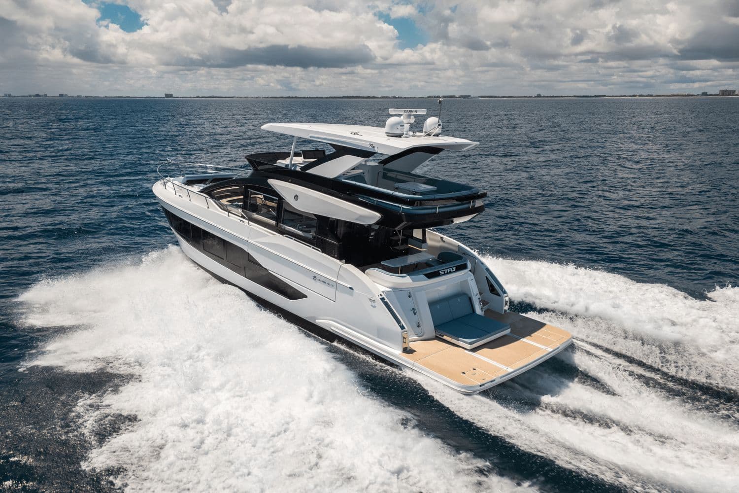 2026 Cruisers Yachts 57 Fly - 2