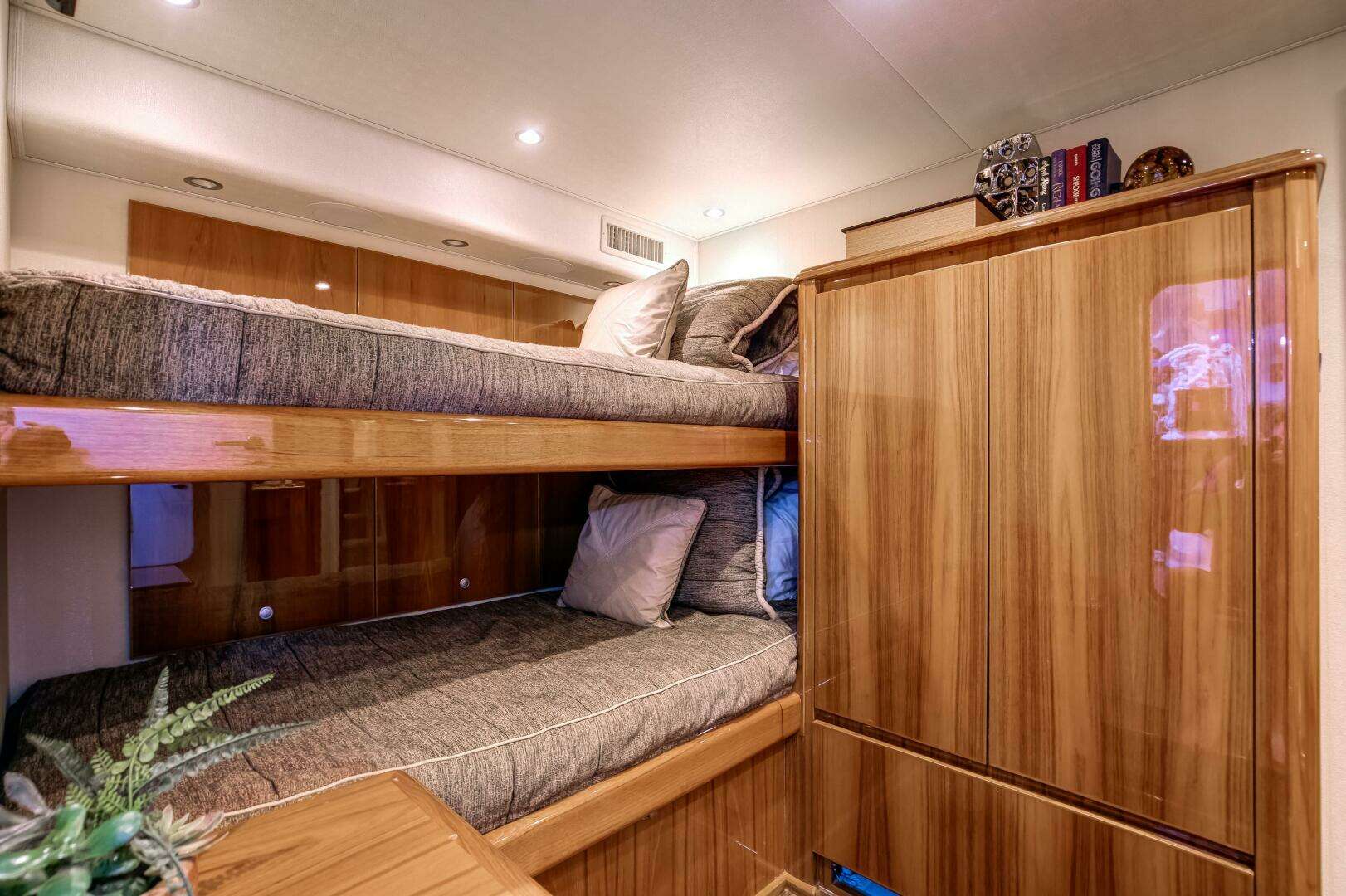 2015 Viking 70 Convertible - Image 14