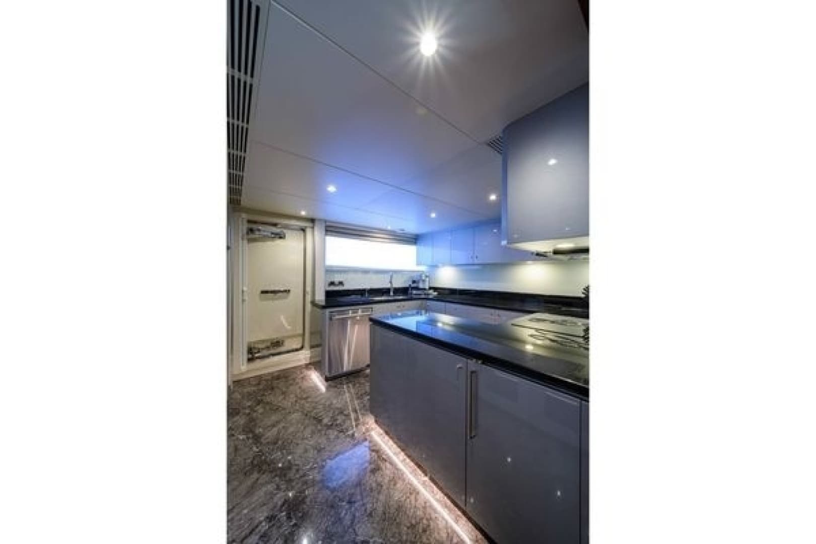 2019 Ocean Alexander Motoryacht 100 - Image 32