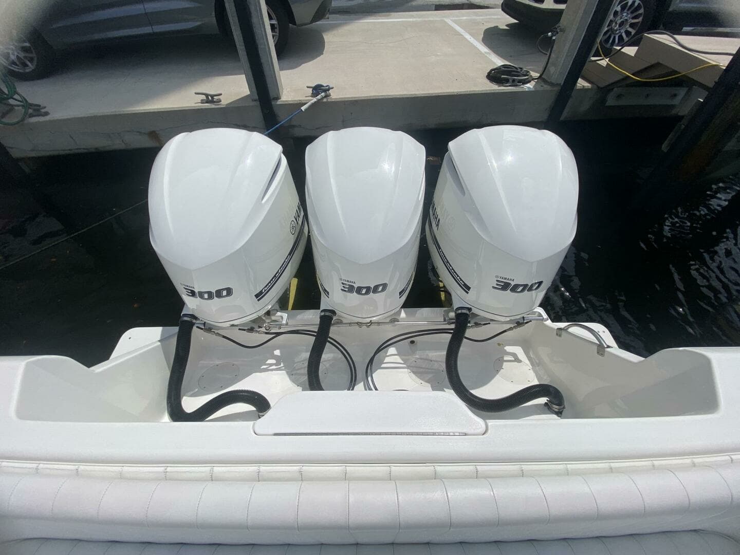 2006 Intrepid 370 - Image 10