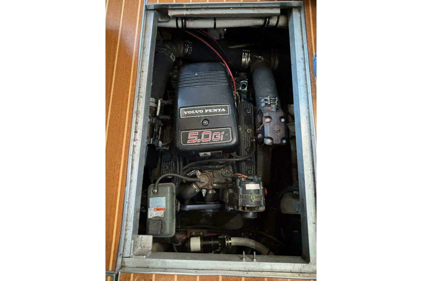 1992 Carver 28 Aft Cabin Motor Yacht - Image 31