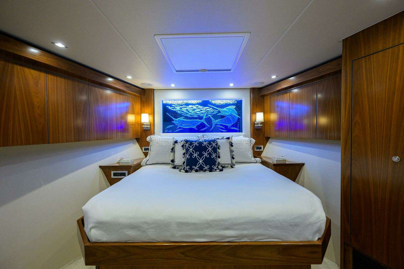 2020 Viking 92 Enclosed Bridge - Image 17