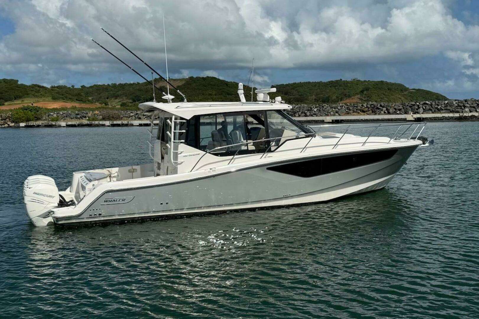 2021 Boston Whaler 405 Conquest - Image 4