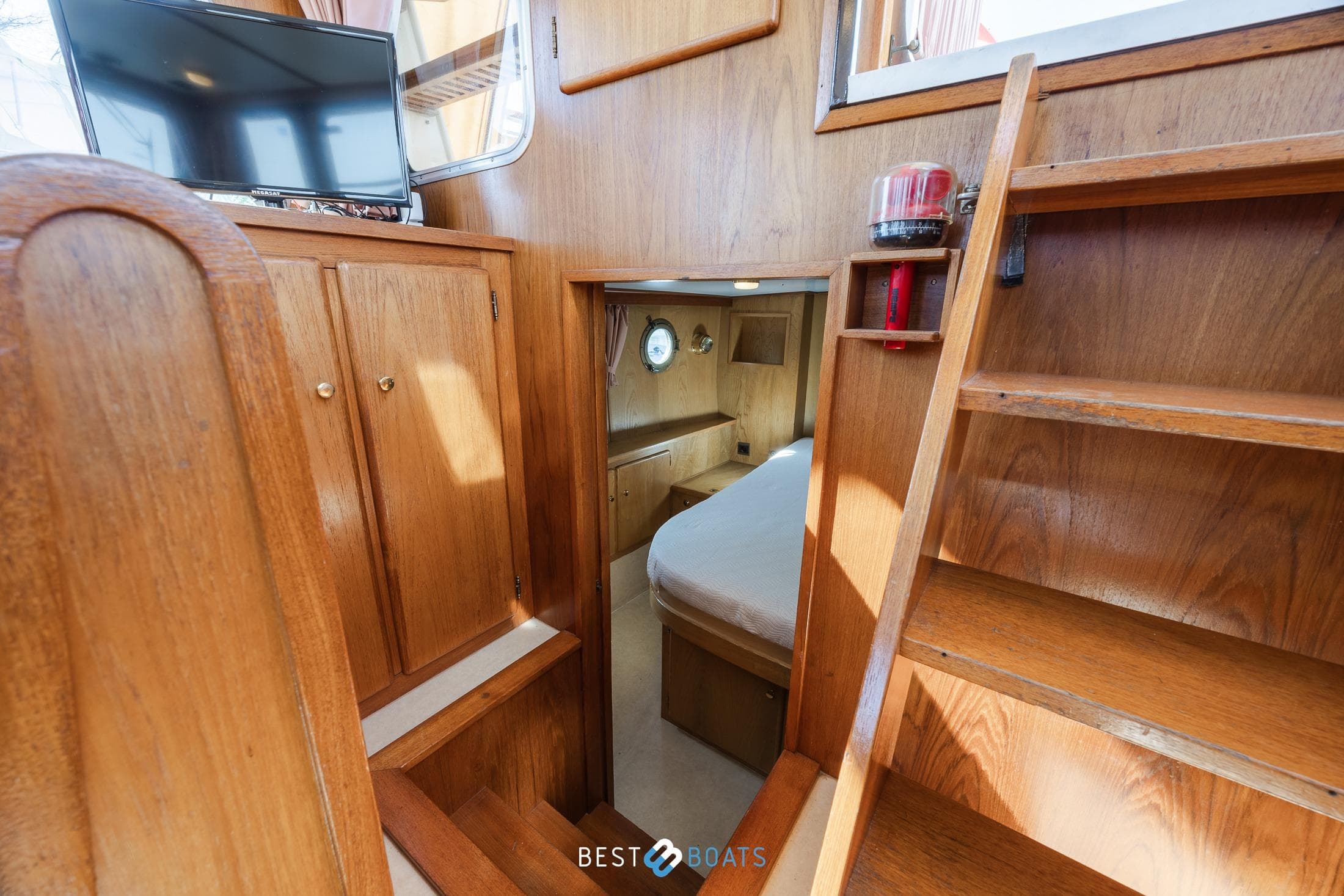 Interior of 1986 Linssen St. Jozef 1050 Salon AK-L, featuring wooden cabinetry and stairs.