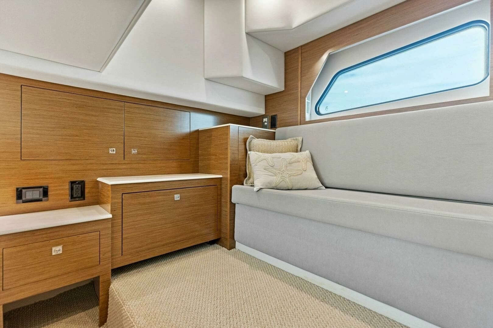 2015 Cruisers Yachts 390 Express Coupe - Image 31