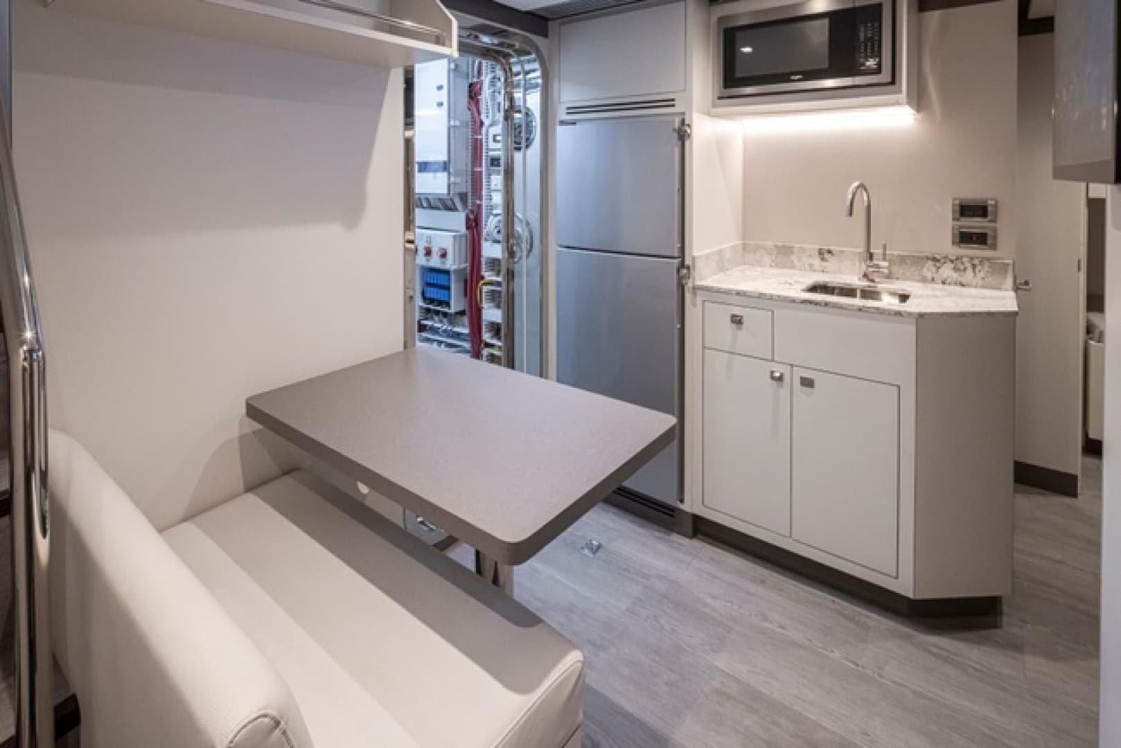 2027 Ocean Alexander 27R - Image 22