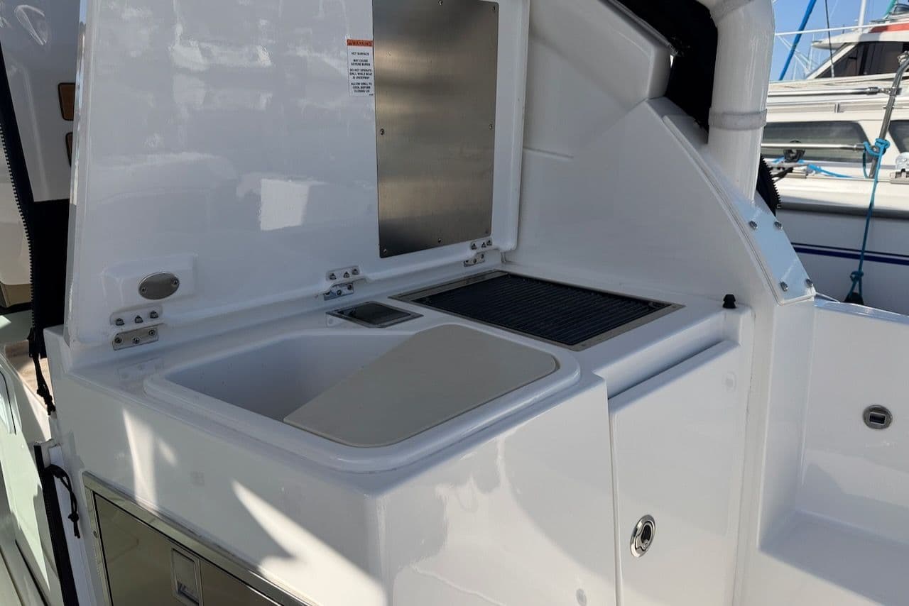 2021 Pursuit DC 326 Dual Console - 19