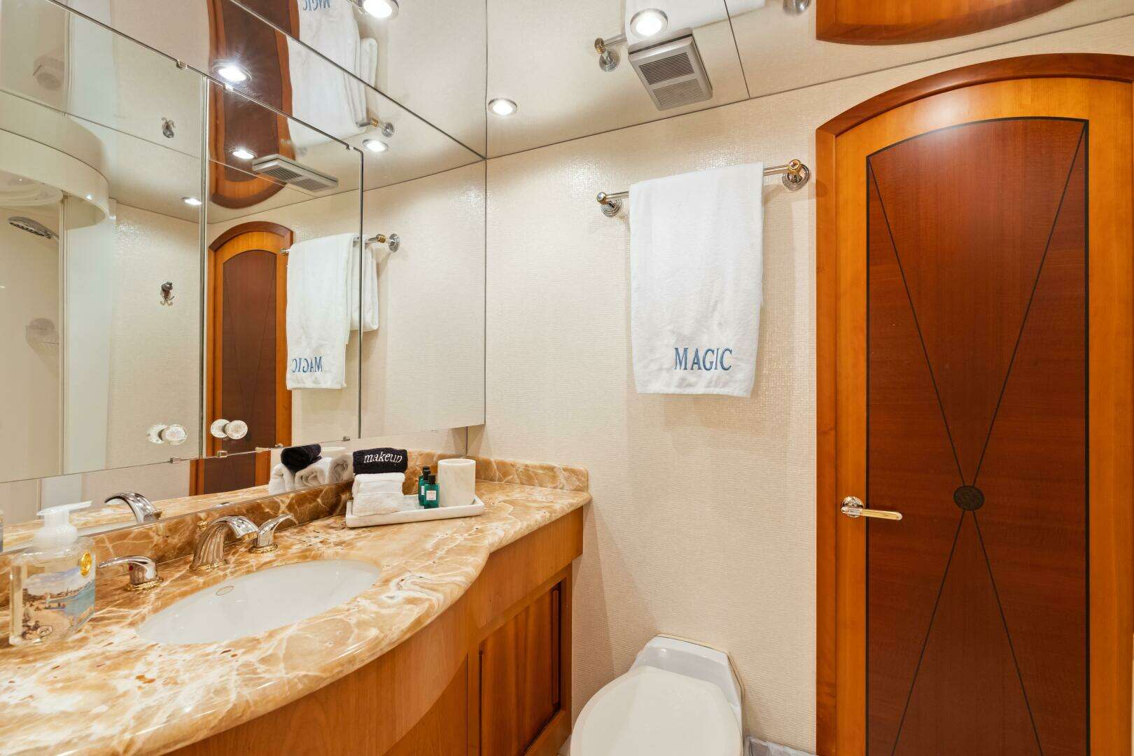 2005 Hatteras 100 Motor Yacht - Image 14