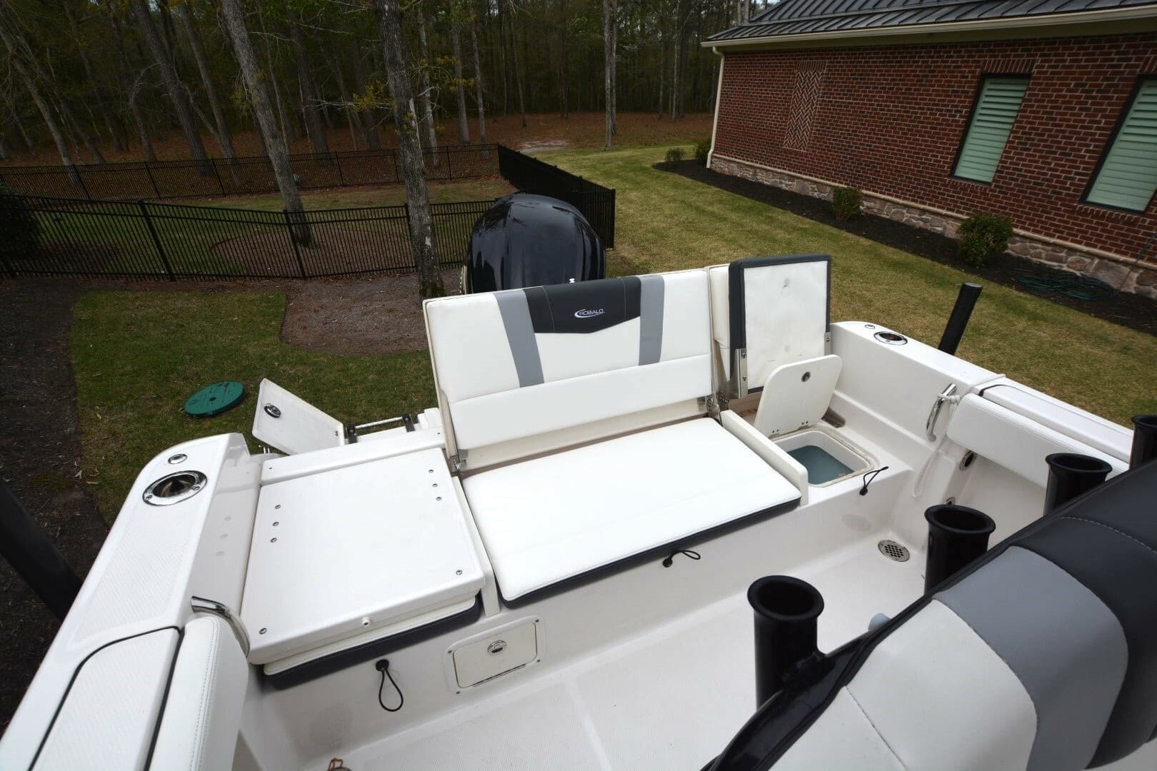 2023 Robalo R230 - Image 12