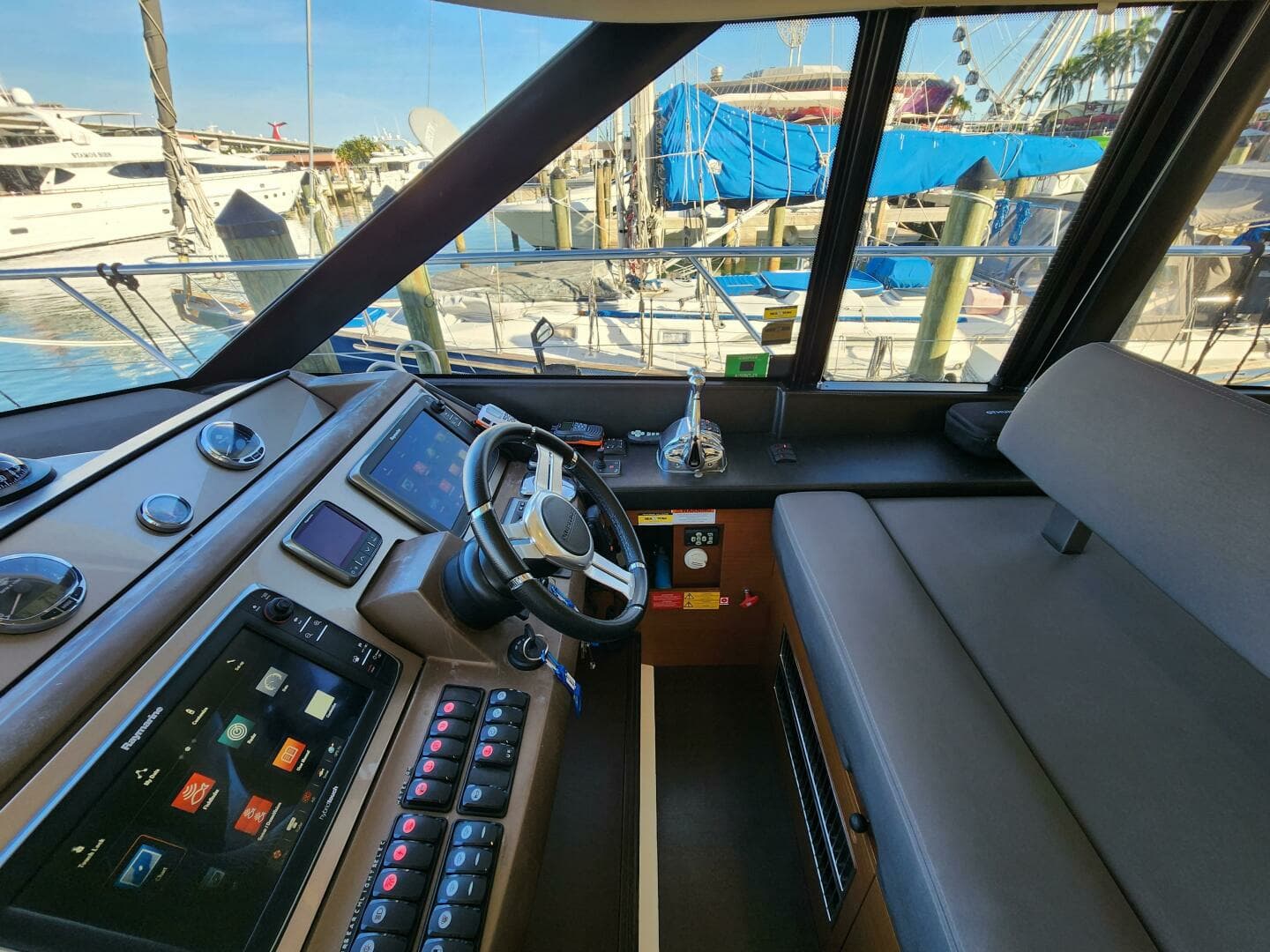 2014 Prestige 550 - Image 22