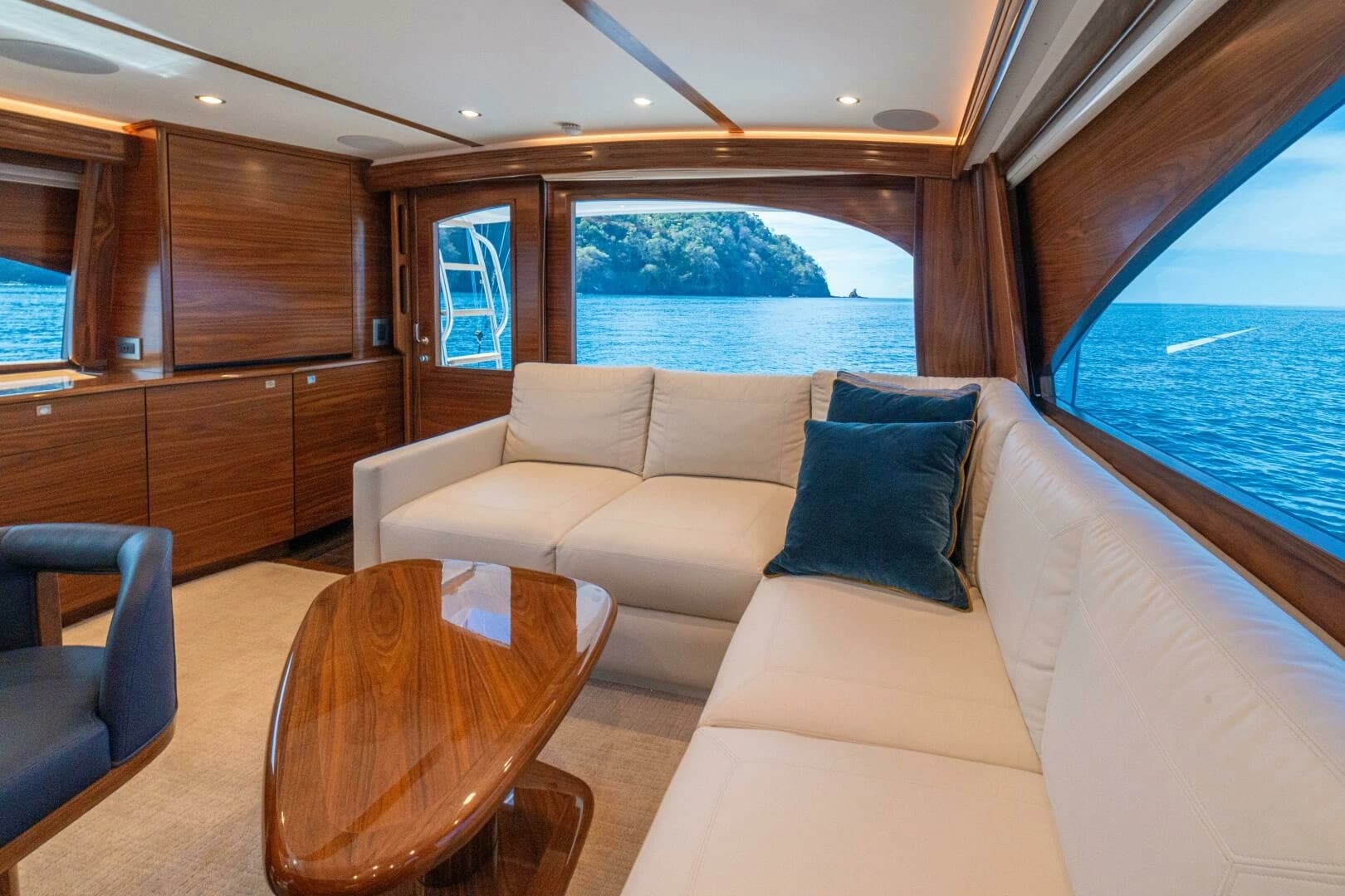 2025 Viking 58 Convertible - Image 8