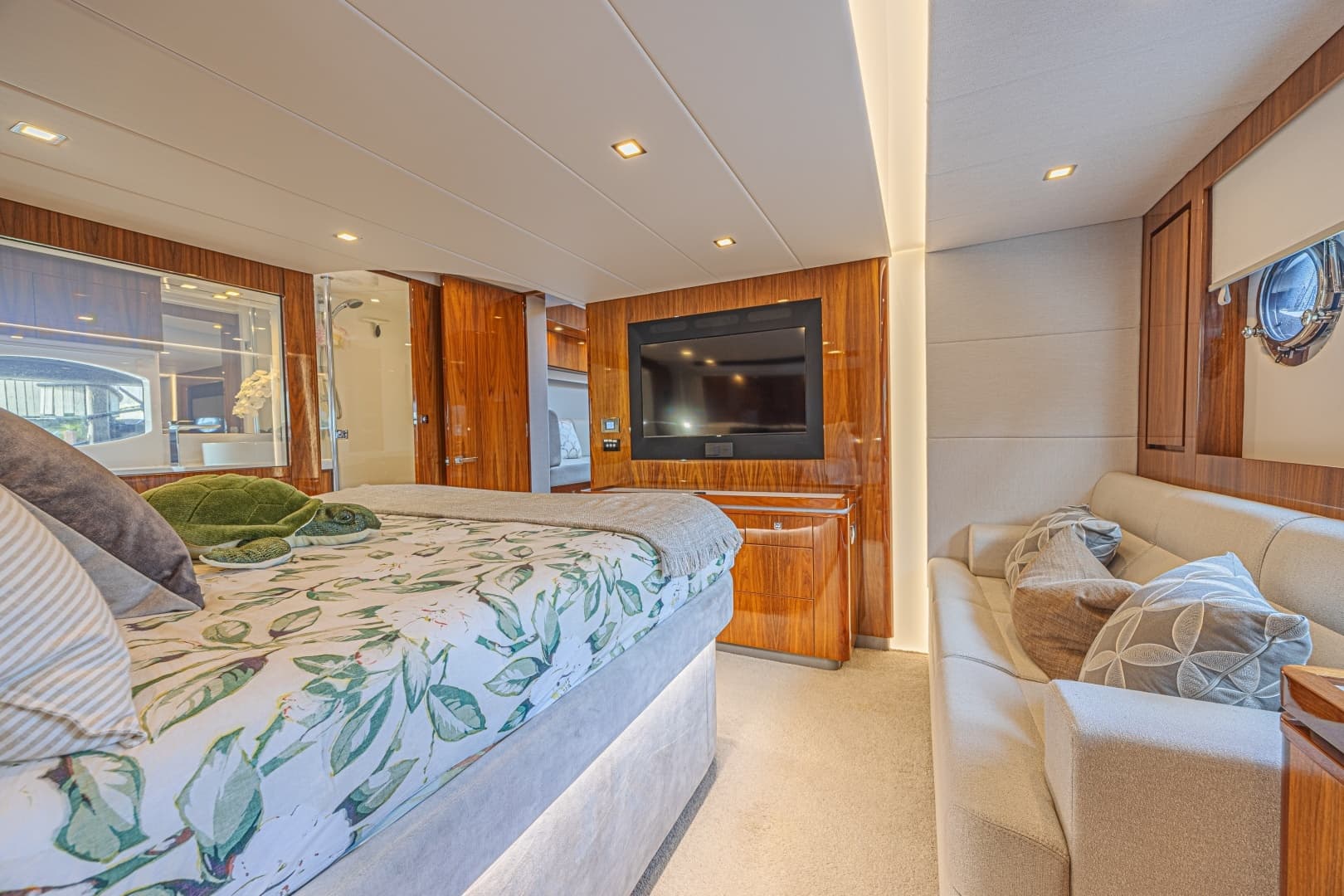 2021 Riviera 6000 Motor Yacht - Image 25