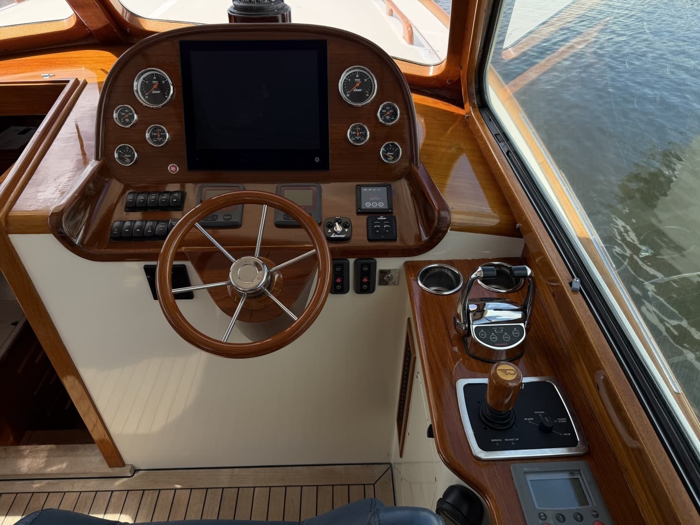 2009 Hinckley Picnic Boat 37 MKIII - Image 12