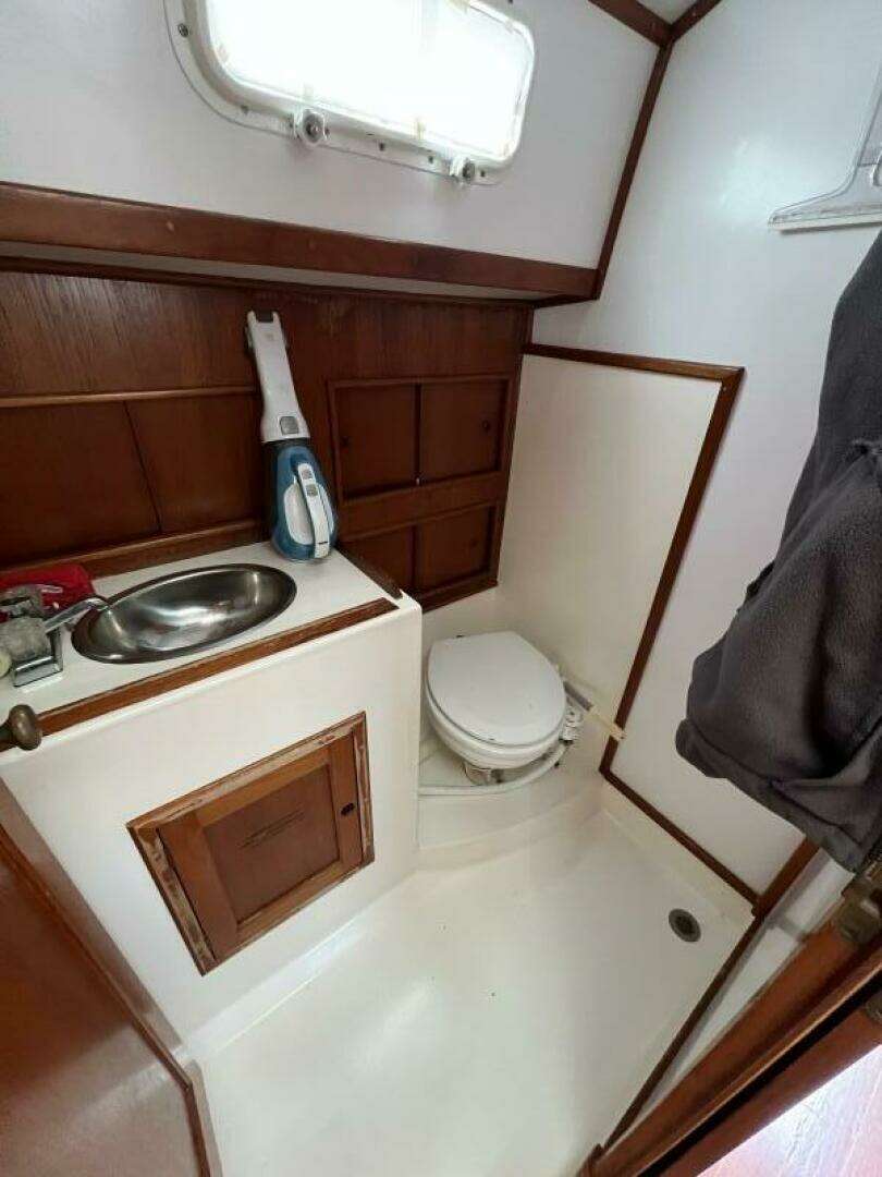 1986 Dickerson Tri-Cabin - Image 27