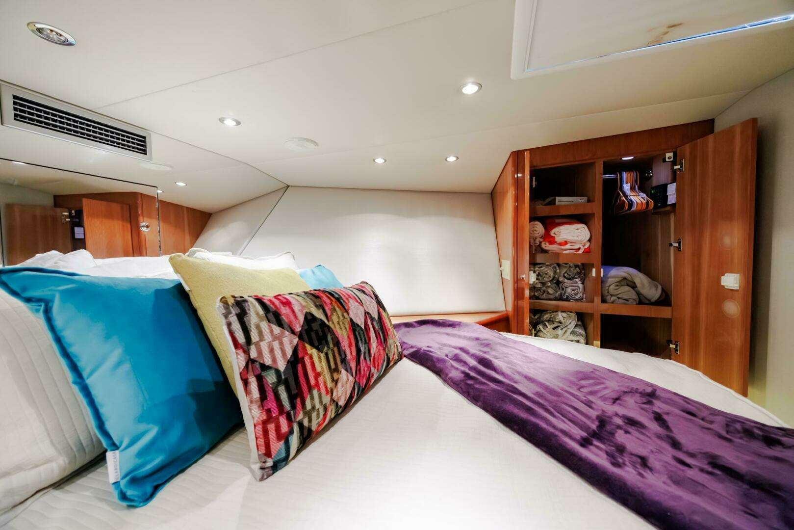 2005 Hatteras 50 Convertible - Image 42