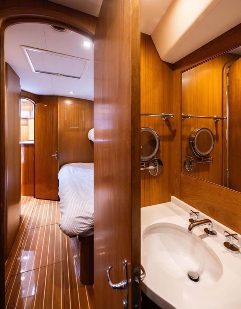 1999 Admiral Marine Center Cockpit - Image 22