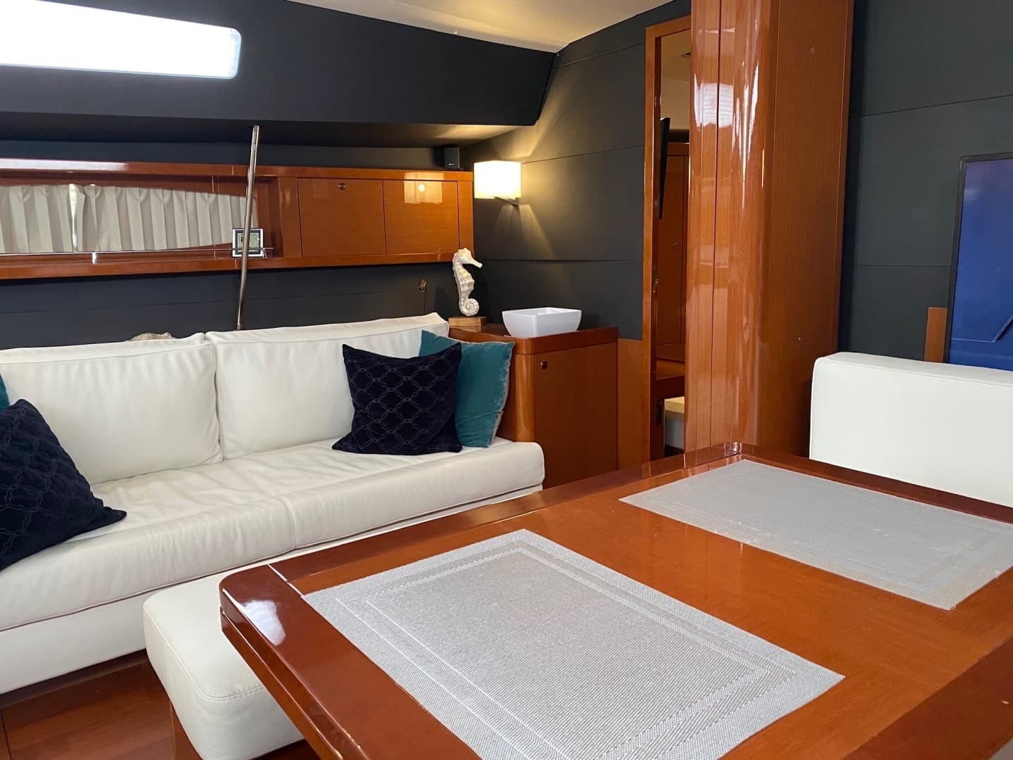 2016 Beneteau Oceanis 60 - Image 10