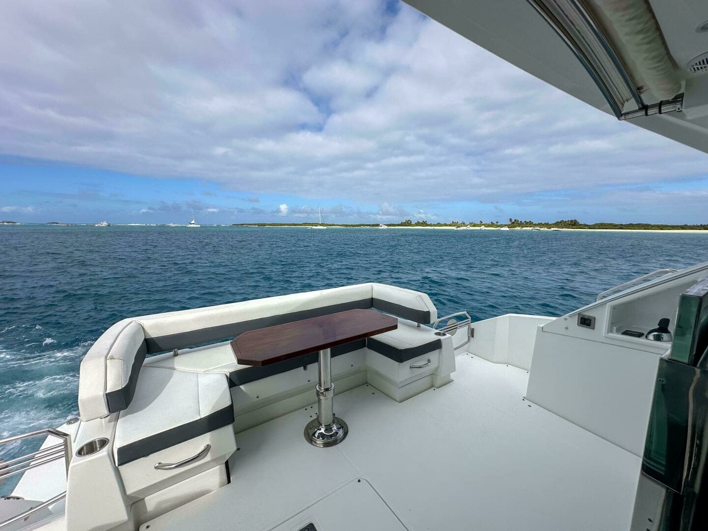 2019 Cruisers Yachts 50 Cantius - Image 38