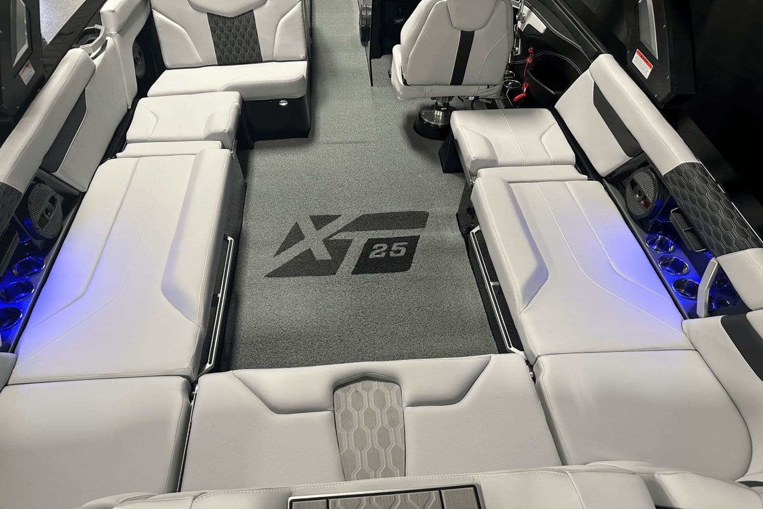 2024 MasterCraft XT25 - 28