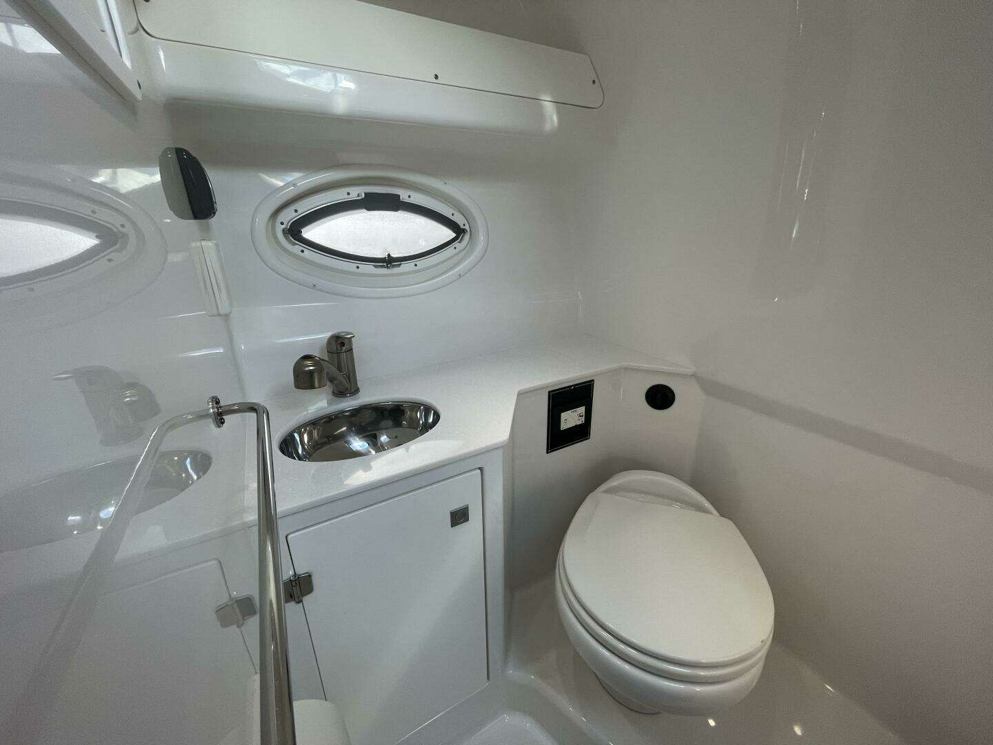 2019 Monterey 295 Sport Yacht - Image 21