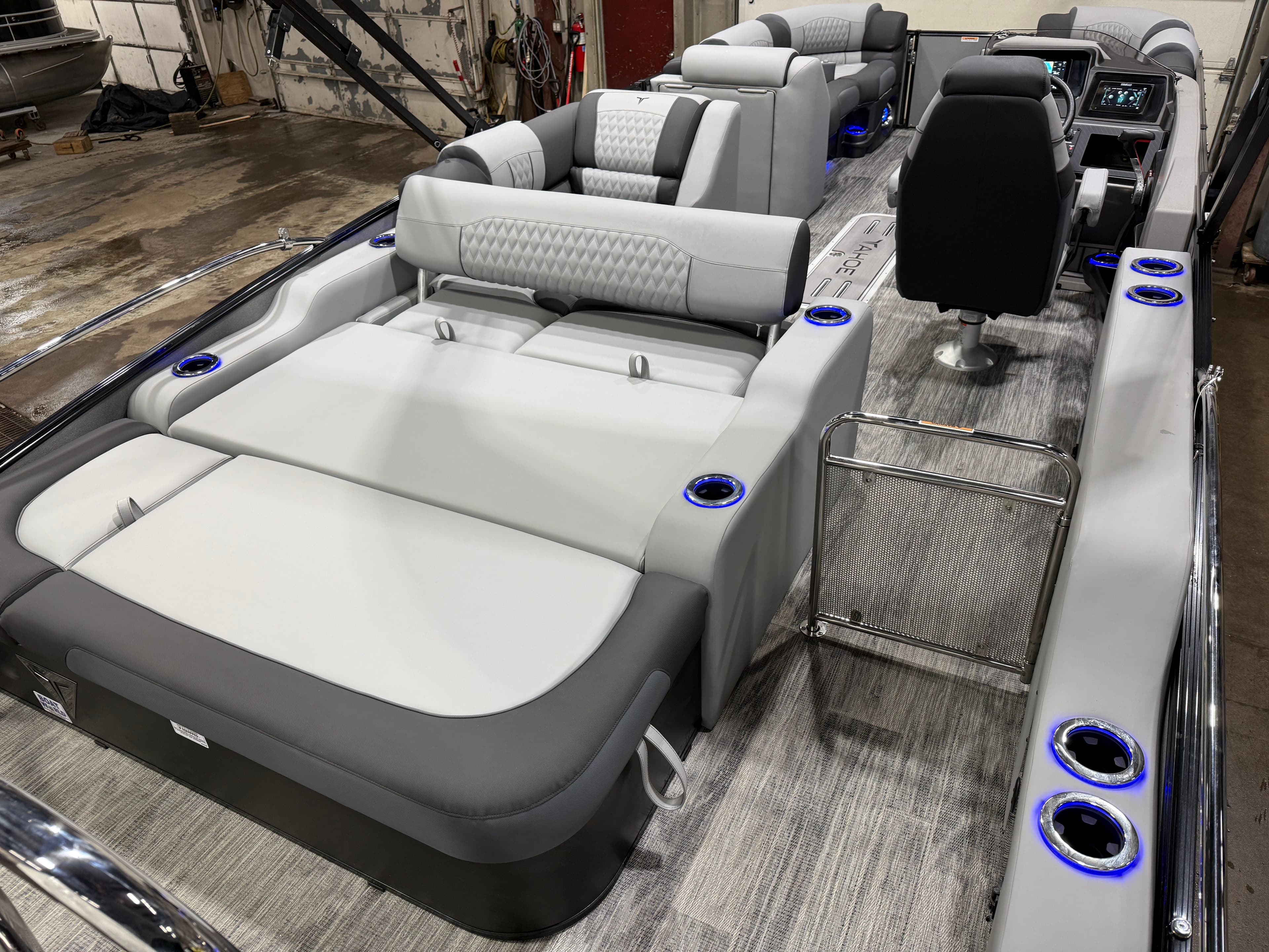 2026 Tahoe Cascade 200HP VRB 2385 Swingback Tritoon - 24