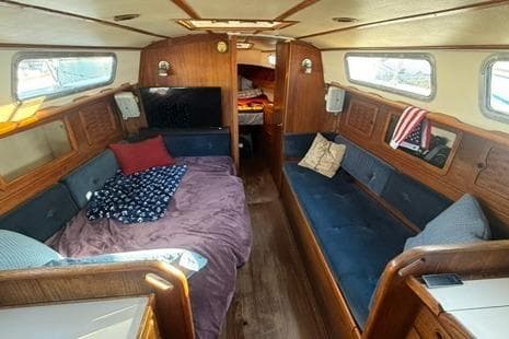 1985 Sabre 32 sailboat interior with cozy seating, wooden finish, and nautical decor.