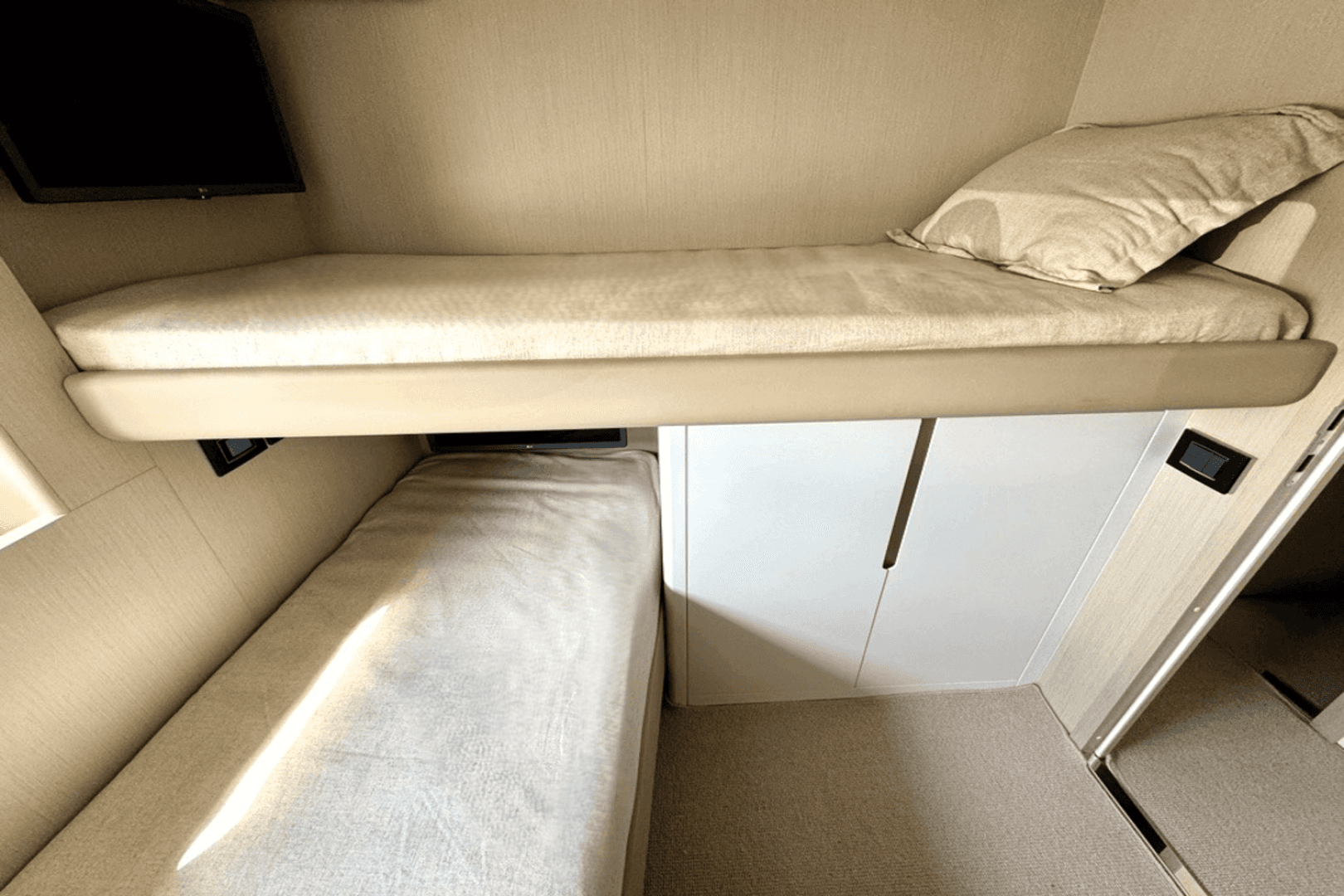 2025 Azimut Fly 68 - Image 37