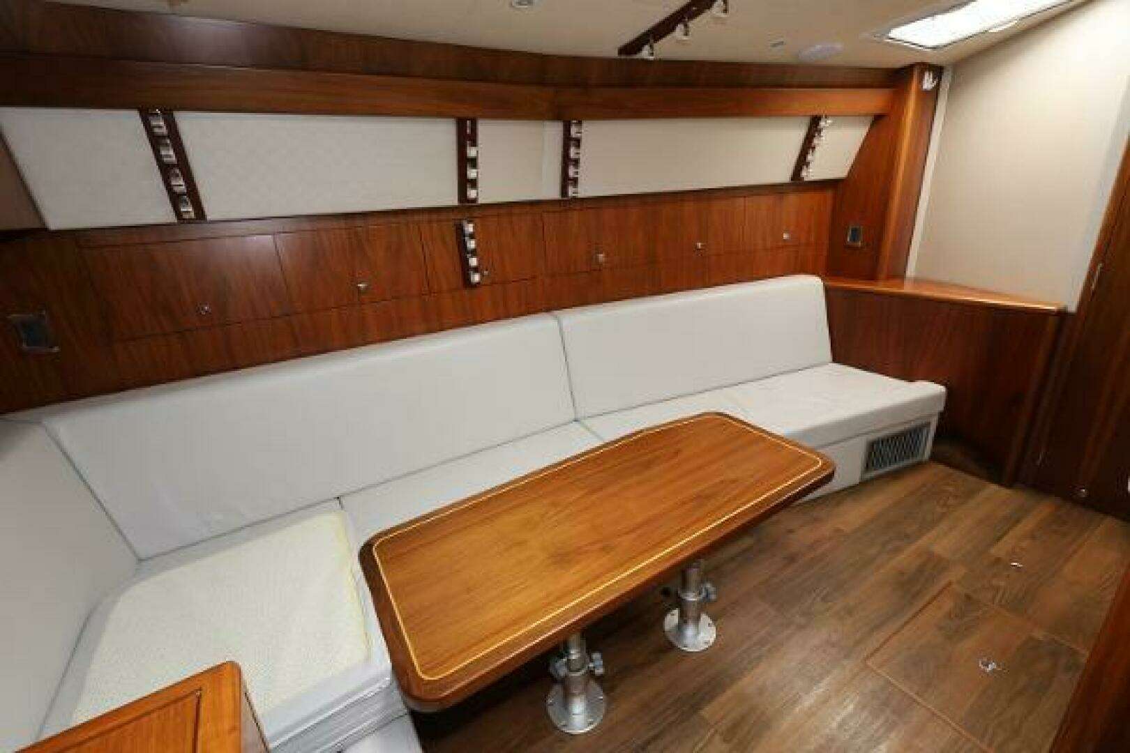 2018 Hatteras 45 Express Sportfish - Image 12