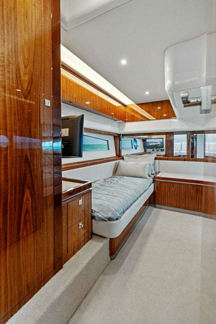 2018 Riviera 4800 Sport Yacht - Image 28