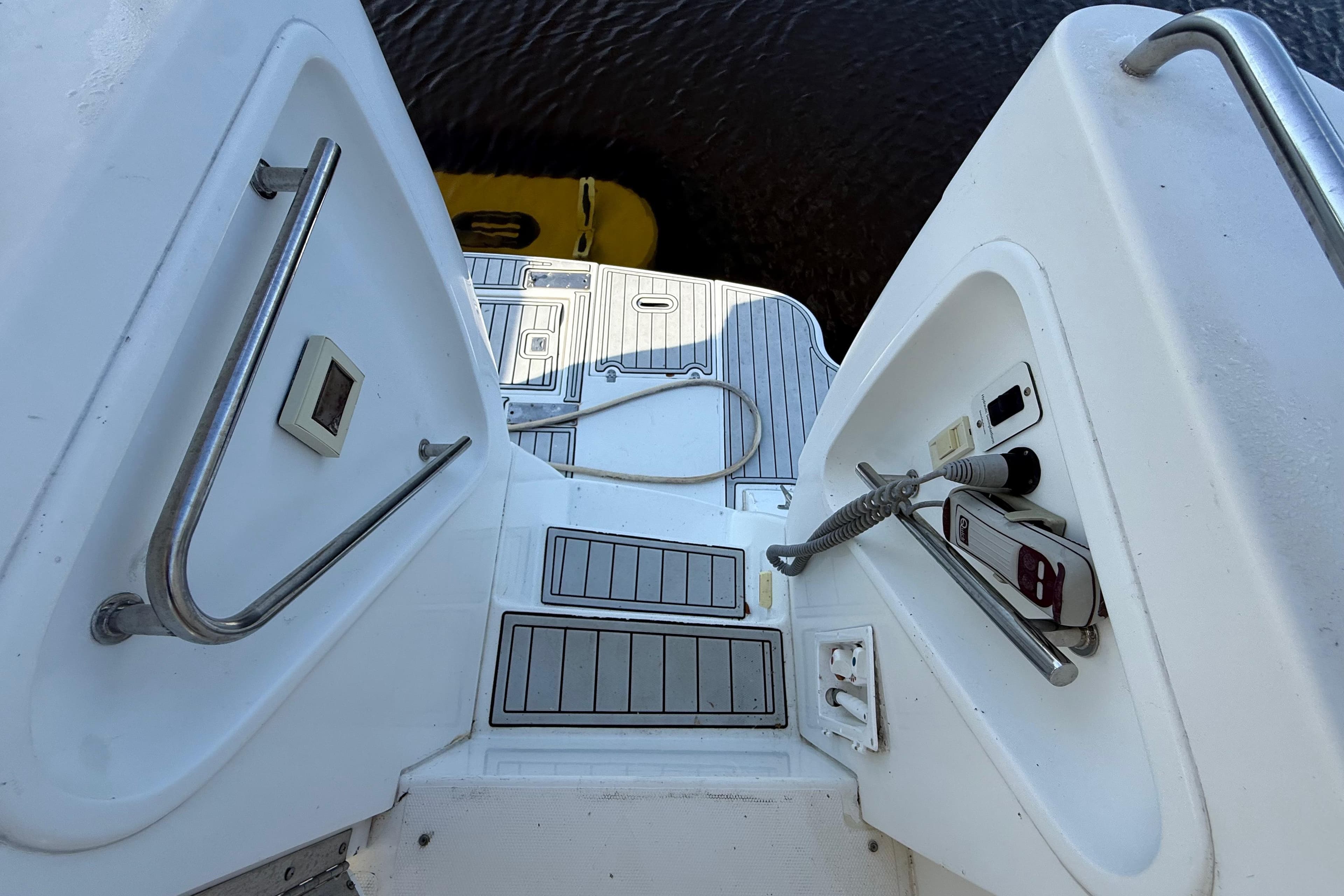 2002 Cruisers Yachts 4450 Express Motoryacht deck with steps and railing.