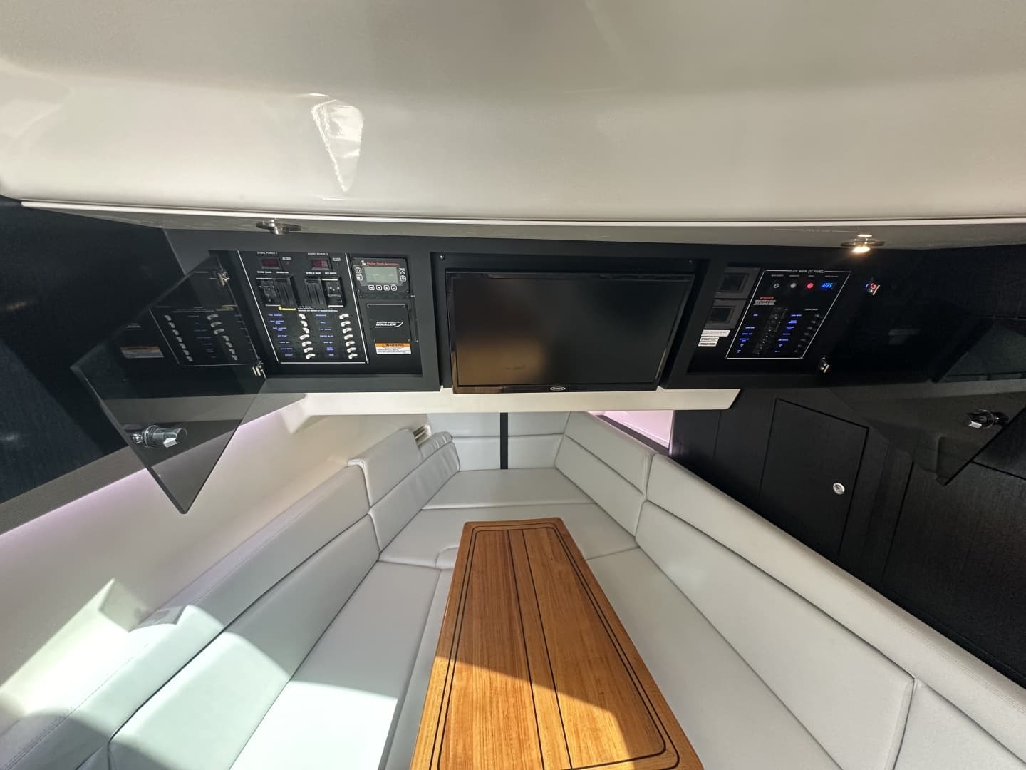 2024 Boston Whaler 380 Realm - Image 22