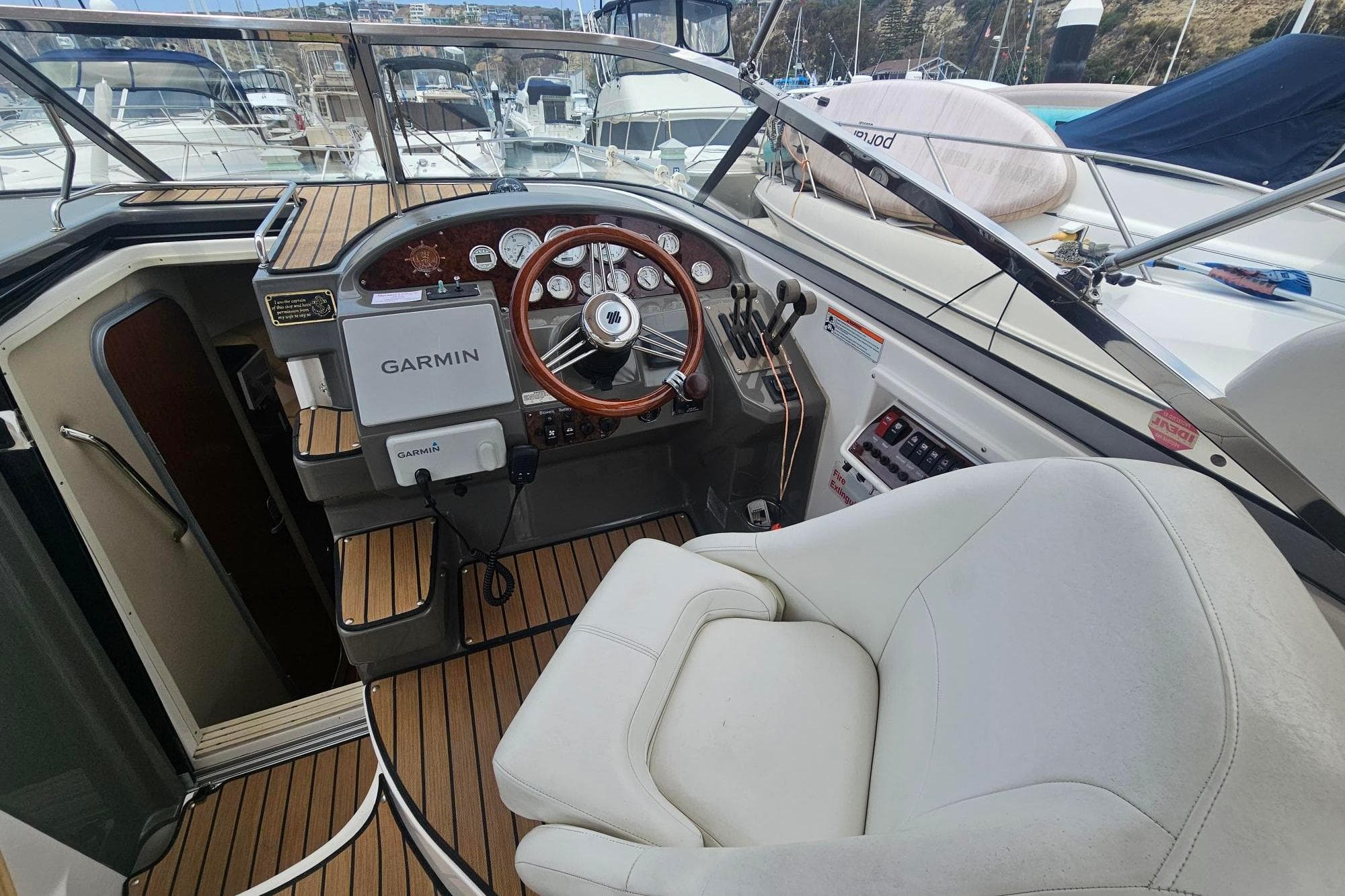 2009 Regal 2860 Window Express boat cockpit with Garmin navigation system and white captain's chair.