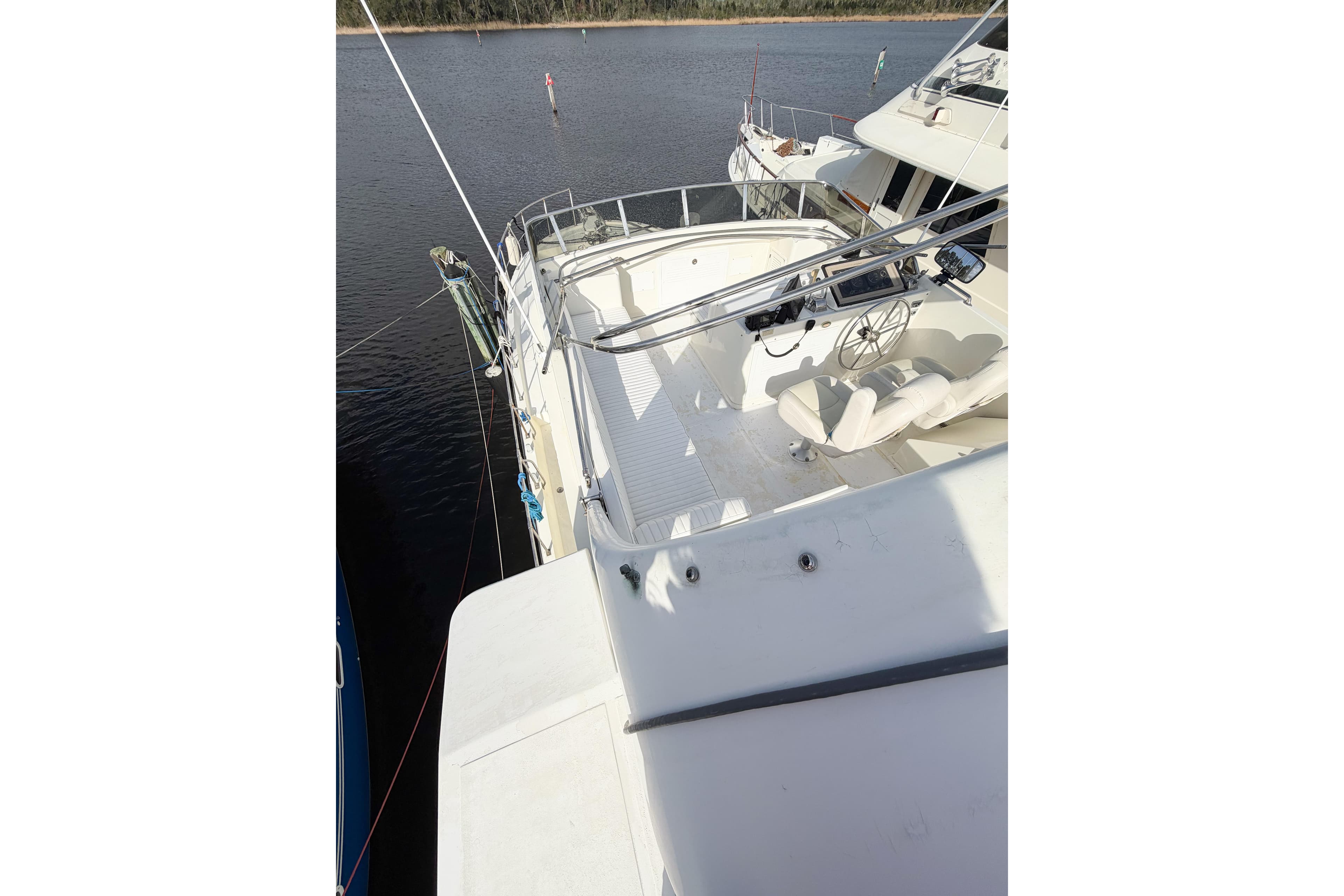 1989 Jefferson Marquessa 52 Extended Deckhouse yacht, featuring spacious deck and helm.