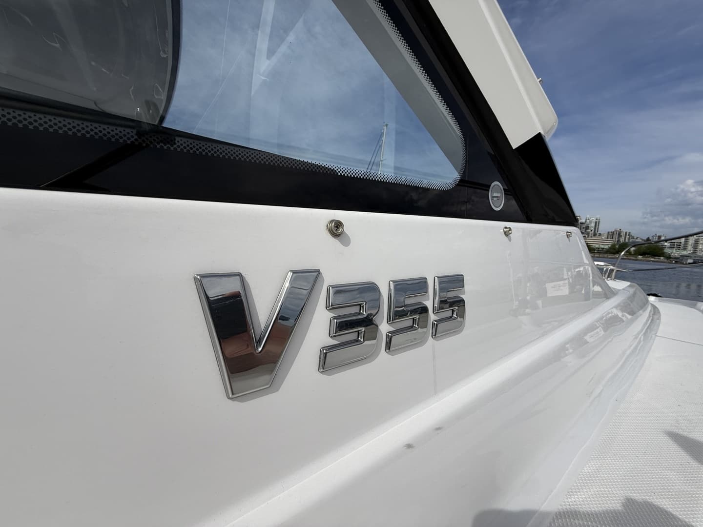 2022 Four Winns V355 Coupe - Image 8