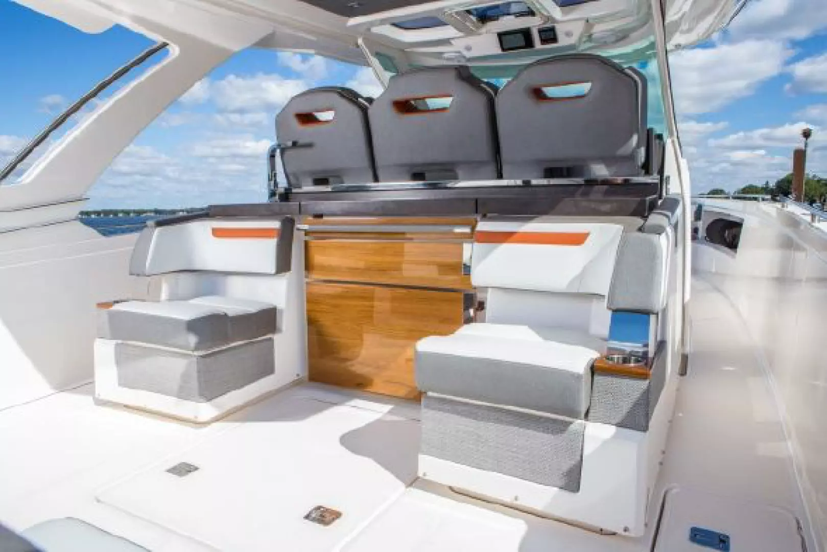2021 Tiara Sport 38LS - Image 9