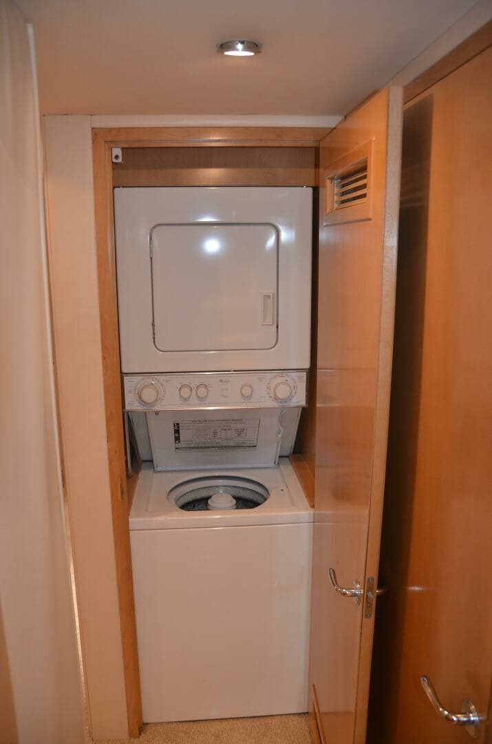 1999 Hatteras 60 Convertible - Image 17