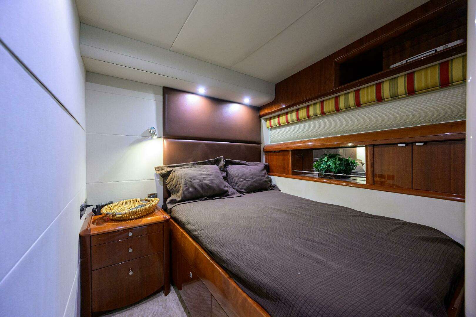 2007 Lazzara Yachts 80 Enclosed - Image 22